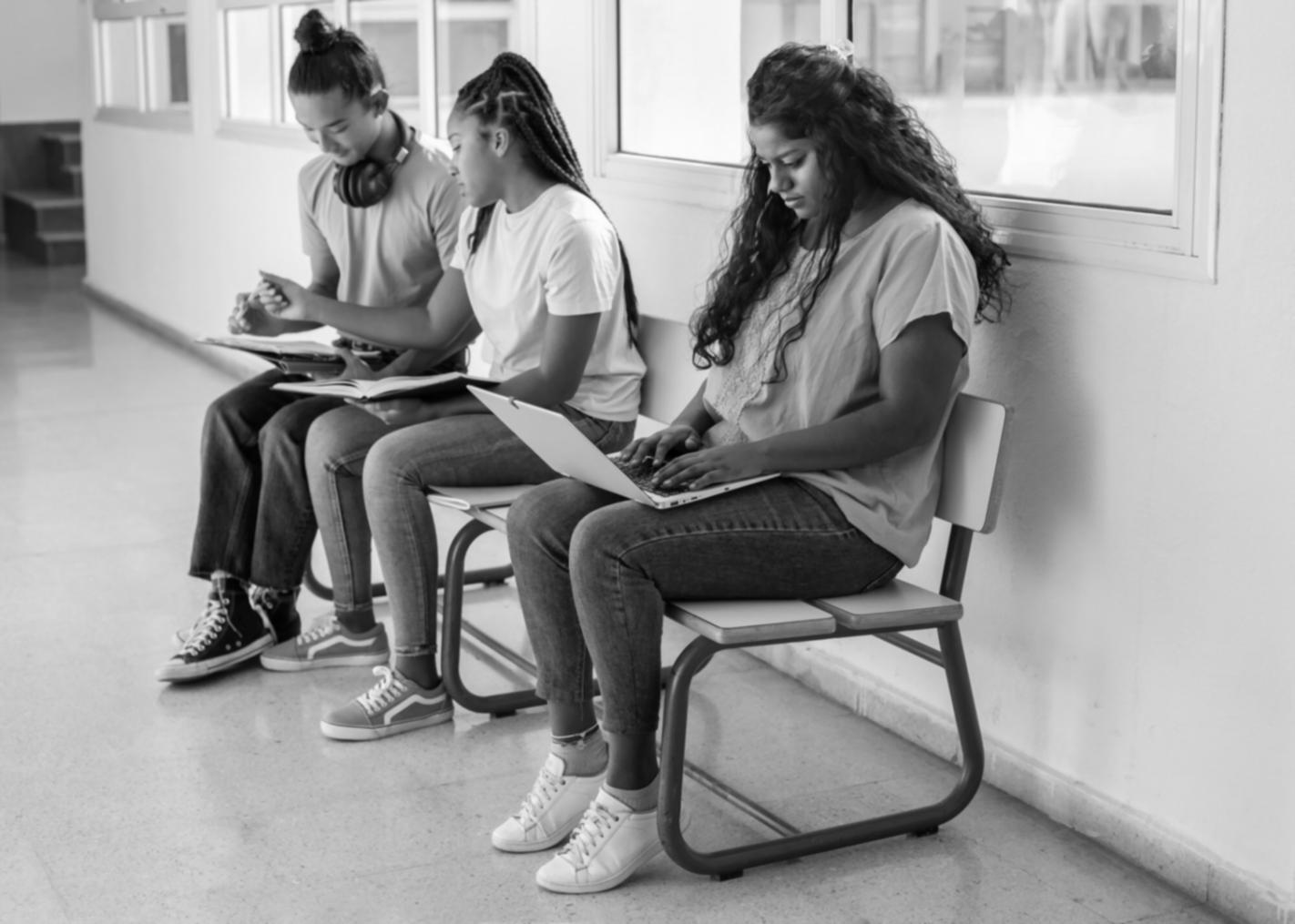 Equipo de profesionales analizando resultados y métricas de gestión