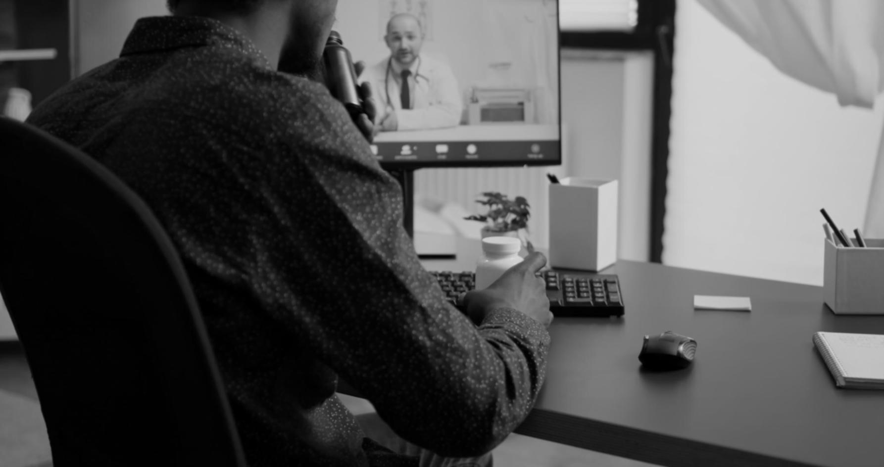 Profesionales trabajando en análisis financiero y gestión de personal